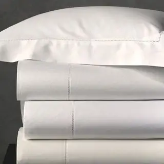 Fogli per orlo a giorno Milano su sfondo grigio.