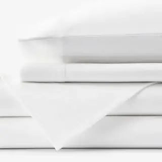 Set lenzuolo in flanella di cotone ultra accogliente di alta qualità su uno sfondo bianco.