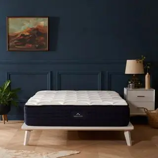 Matelas hybride de luxe DreamCloud sur un lit.