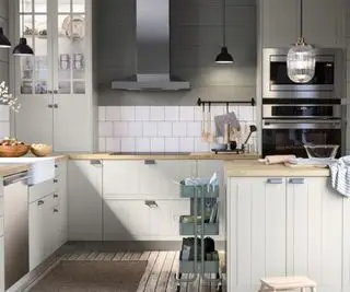 Armoires de cuisine modernes dans une petite cuisine lumineuse