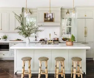 Armoires de cuisine classiques dans une cuisine de luxe avec îlot et chaises de bar