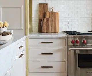 Un gros plan d'armoires de cuisine peintes classiques