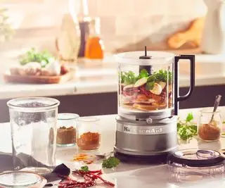 Picadora de alimentos Kitchenaid sobre una encimera