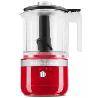 Procesador de alimentos inalámbrico Kitchenaid sobre un fondo blanco.
