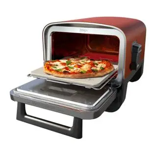 Ein Ninja Woodfire Outdoor-Ofen auf weißem Hintergrund