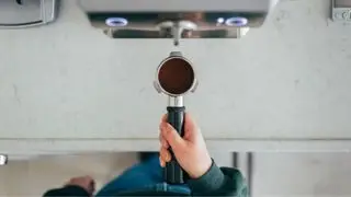 Un porte-filtre complet vu d'ensemble avant son utilisation dans une cafetière