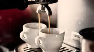 Une machine à expresso remplissant deux tasses de café avec un expresso
