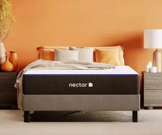 Eine Nectar Memory Foam-Matratze in einem Schlafzimmer.