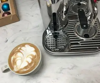 Une presse française classique sur un comptoir de cuisine