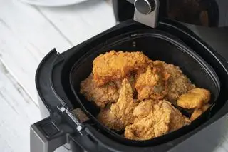 Tester les frites dans la friteuse à air Instant Essentials de 4 litres