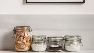 커피와 설탕을 포함한 킬너 항아리