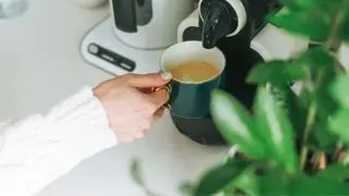 커피메이커에는 독성이 있나요? 아래에 커피 한 잔을 들고 있는 손으로 두 개의 포드 커피 메이커