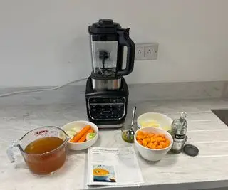 Ninja Foodi Cold & Hot Blender에서 양파를 볶은 모습 클로즈업