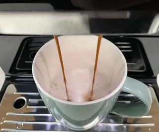 casabrews 5700 pro aux côtés des machines à expresso Breville et Wacaco