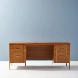 Bureau Quincy sur fond bleu clair.