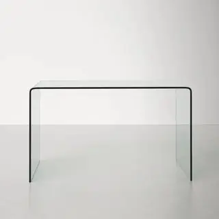 Bureau de l'ambassade sur un fond blanc.