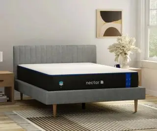 Matelas en mousse à mémoire de forme Nectar contre un mur gris.