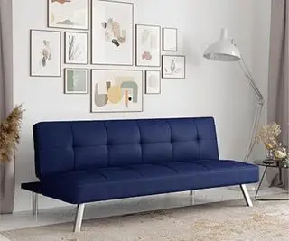 Serta Rane Futon contra uma parede cinza coberta de arte.