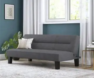 Colchão DHP Kebo Futon contra uma parede azul.