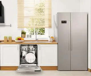 Una lavastoviglie sotto il lavandino