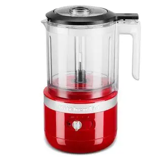 Un mini hachoir sans fil KitchenAid rouge empire