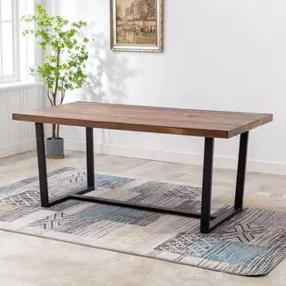 흰색 벽에 월마트 원목 식탁이 놓여 있습니다.