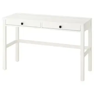 흰색 배경의 IKEA Hemnes 책상입니다.
