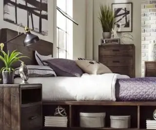 Un cadre de lit en bois dans une chambre moderne