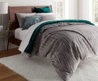 Un lit moderne du milieu du siècle dans une chambre moderne