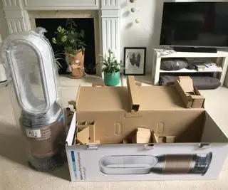 Ventilador Dyson en la esquina de un apartamento