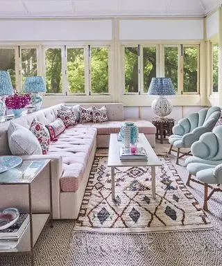 Kolik-bych-měl-utratit-na-pohovce-Alicia-Neo