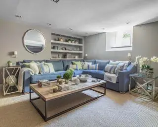 Kolik-bych-měl-utratit-na-pohovce-Mel-Yates