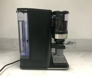 Cuisinart Grind & Brew na kuchynskej doske