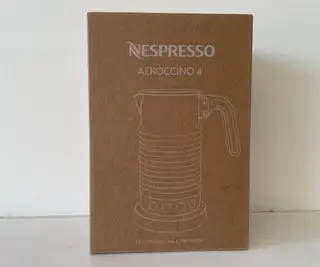 Lait Nespresso Aeroccino à côté du lait instantané