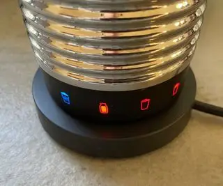 Lait chaud Nespresso Aeroccino 4 en cours de mousse