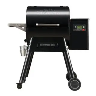 Un fumeur Traeger Ironwood 650 sur fond blanc