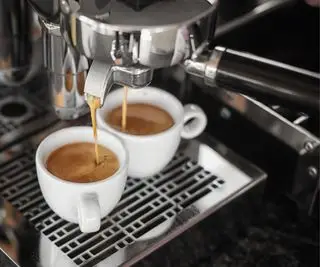 Eine Espressomaschine, die einen doppelten Schuss Espresso produziert