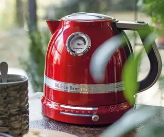 KitchenAid Pro Line Wasserkocher draußen auf einem Tisch