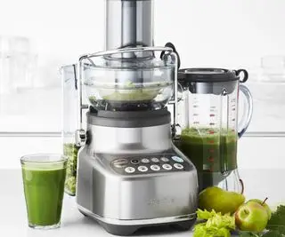 Breville The Bluicer sur un comptoir préparant du jus vert