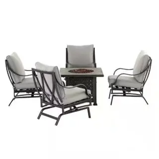 Un set da braciere Highland Point nero da 5 pezzi con cuscini grigi su sfondo bianco