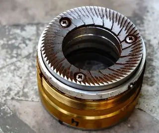 Un intérieur de moulin à café à meules plates