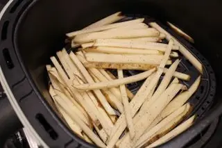 Belle friteuse à air numérique de 6 litres avec des frites finies