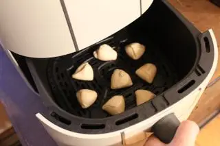 Trous de beignets finis dans la friteuse à air Beautiful