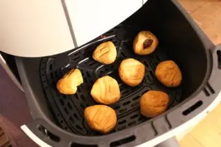 Belle friteuse à air numérique de 6 litres avec des frites dans le panier