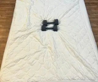 À l'intérieur du showroom de 3Z Brands : une rangée de matelas contre un mur blanc avec