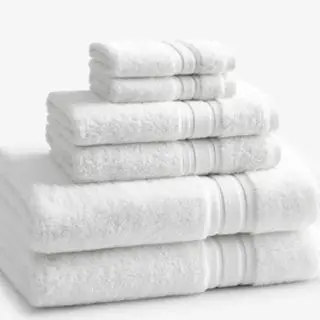 Toallas de algodón turco conscientes de la empresa sobre un fondo blanco.