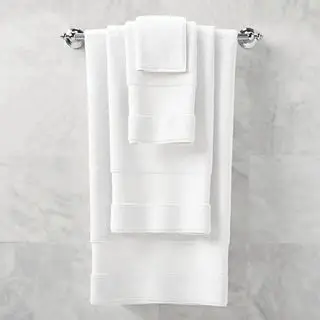 Toallas de baño Frontgate Resort Collection en blanco, colgadas en la pared del baño.