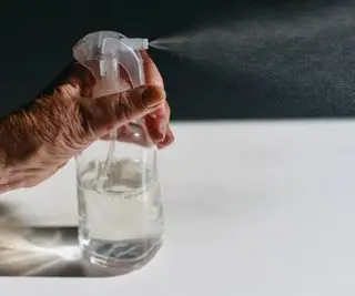 spray ambiental en una botella transparente