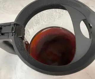 즈윌링 엔피니지 드립 커피 메이커 옆에 있는 키친에이드 드립 커피 메이커