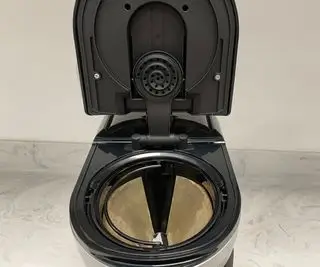 조리대에서 끓이는 KitchenAid 드립 커피 메이커